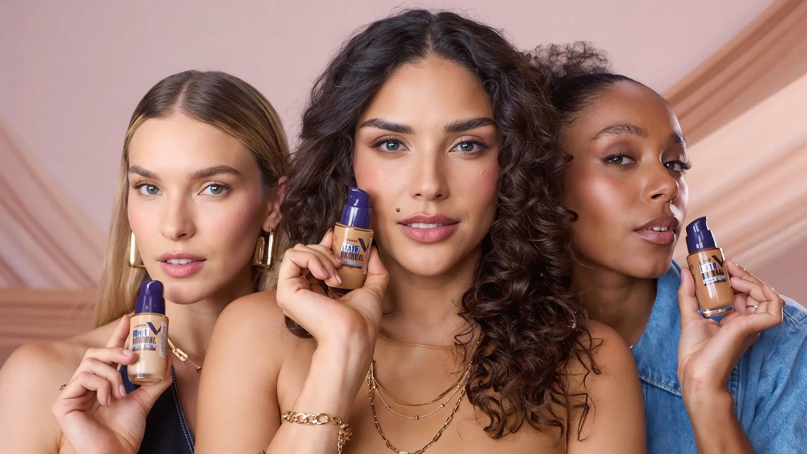 Tres mujeres mostrando bases de maquillaje