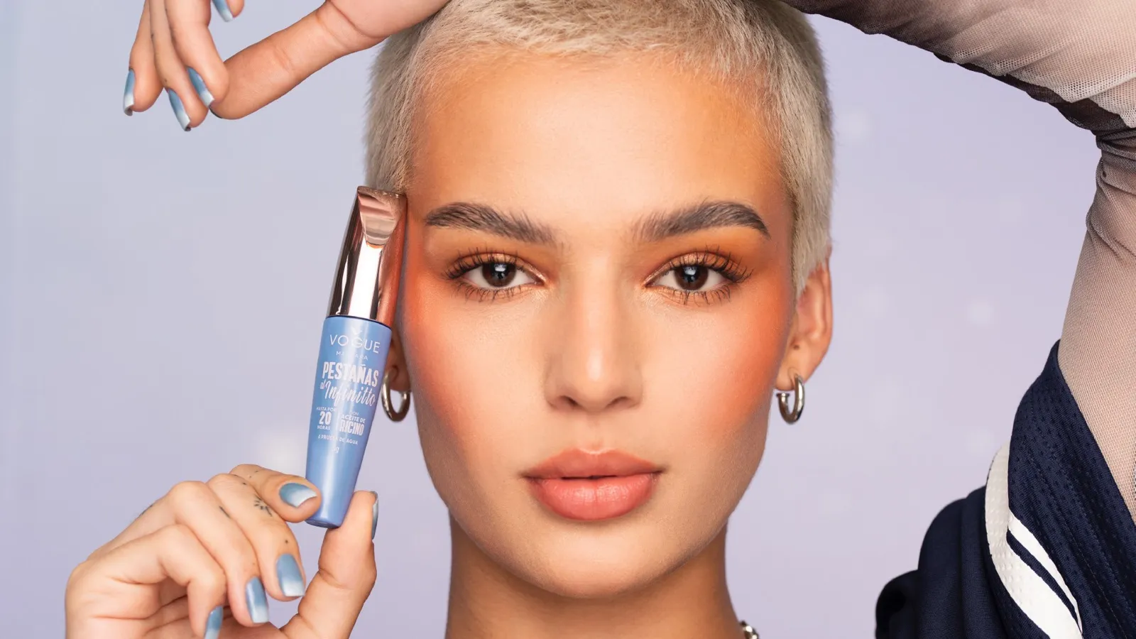 Mujer con maquillaje natural sosteniendo una pestañina